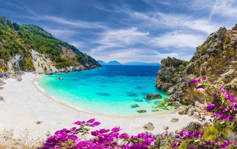 Η παραλία του Αγιοφυλλίου στη Λευκάδα
